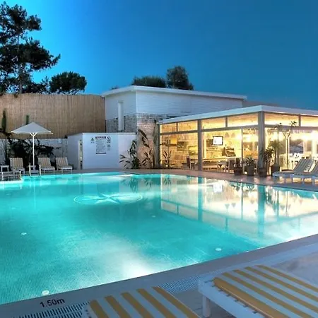 Hotel Comfy With Shared Pool Near 3*