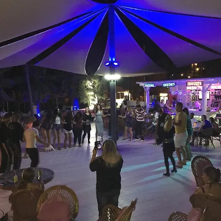 Otel Comfy With Shared Pool Near