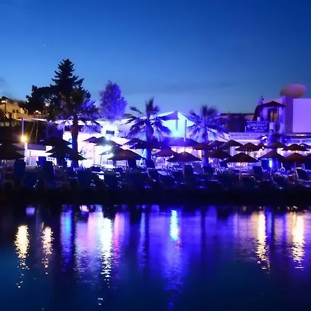 Hotel Comfy With Shared Pool Near