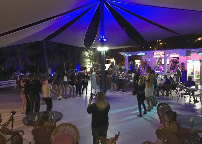 ホテル Comfy With Shared Pool Near