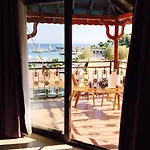 Hotel Comfy With Shared Pool Near