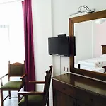Hotel Comfy With Shared Pool Near 3*