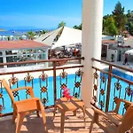 Hotel Comfy With Shared Pool Near