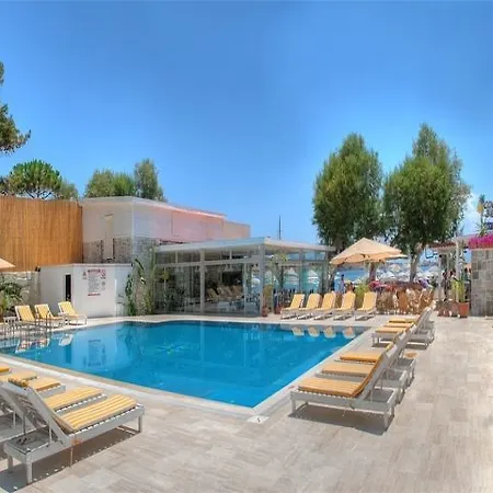 מלון Comfy With Shared Pool Near בודרום