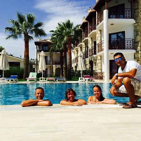 Comfy With Shared Pool Near מלון