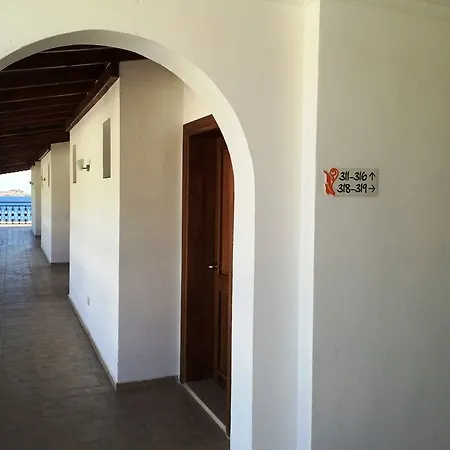 מלון Comfy With Shared Pool Near
