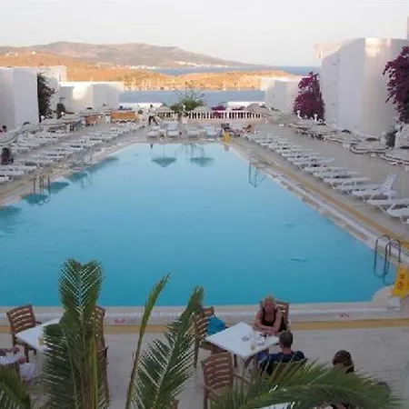 Comfy With Shared Pool Near בודרום