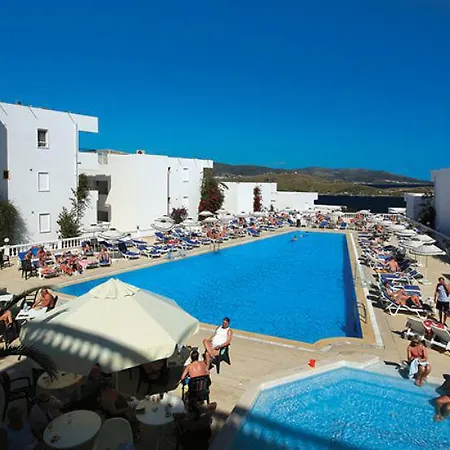 Comfy With Shared Pool Near מלון
