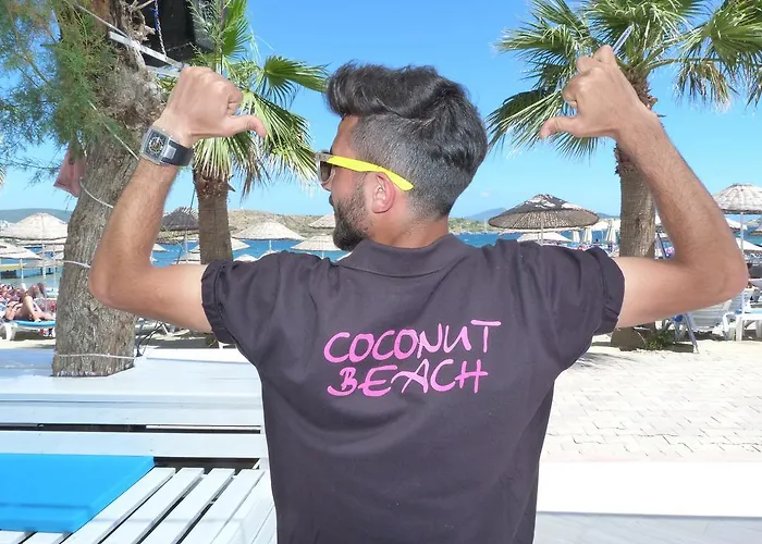 Comfy With Shared Pool Near Hotell