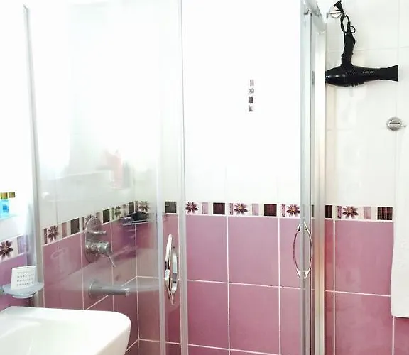 Hotell Comfy With Shared Pool Near 3*