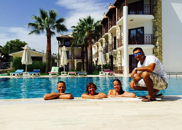 Comfy With Shared Pool Near Hotell