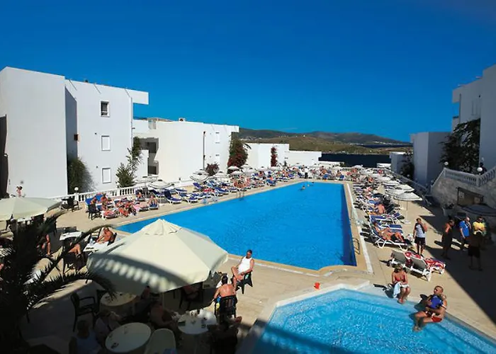 Comfy With Shared Pool Near Hotell