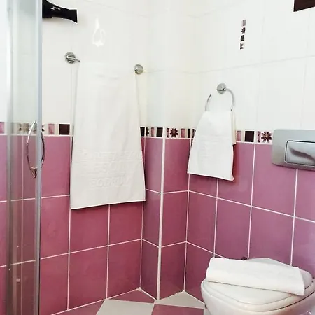 Comfy With Shared Pool Near 博德鲁姆