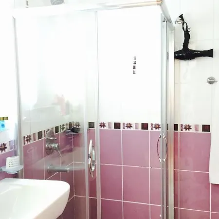 Hotell Comfy With Shared Pool Near 3*