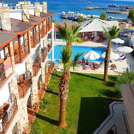 Comfy With Shared Pool Near Hotel