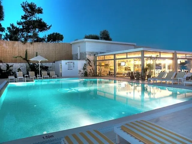 Hotel Comfy With Shared Pool Near 3*